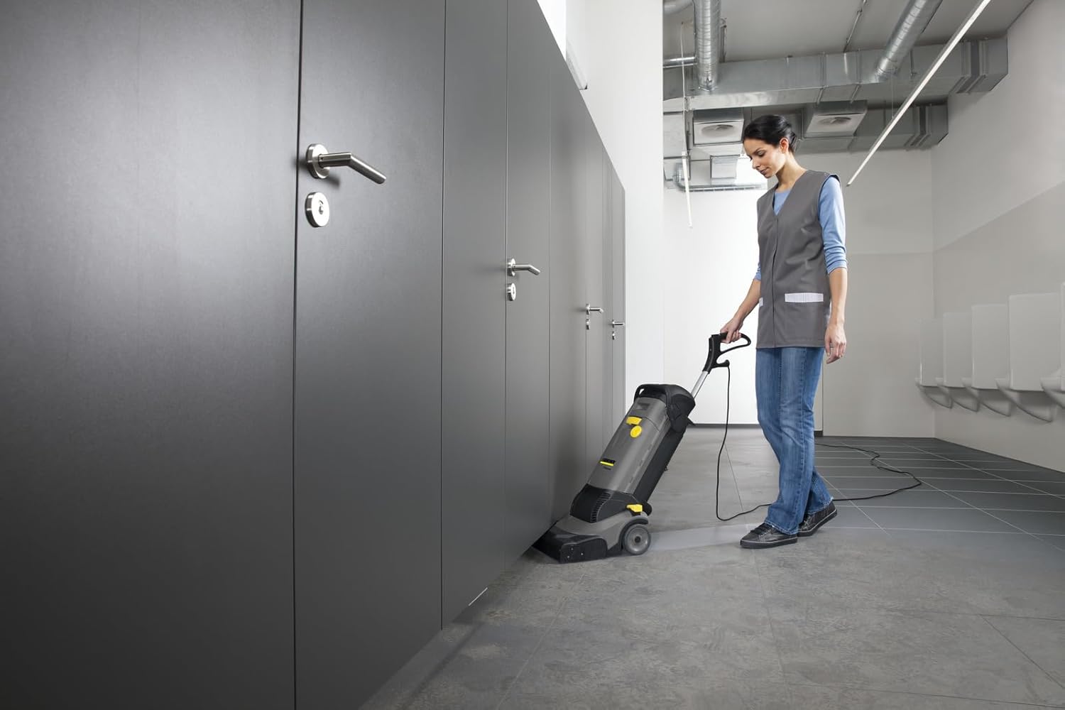 Kärcher BR 30/4 C compact scrubber dryer for surfaces up to 200 m² powerful cleaning of hard floors surfaces are immediately dry and walkable